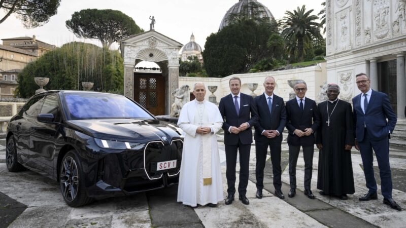 Papa Leão XIV ganha BMW iX elétrico avaliado em R$ 720 mil