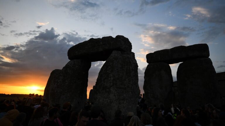 Arqueólogos revelam anel gigante de fossas neolíticas oculto perto de Stonehenge