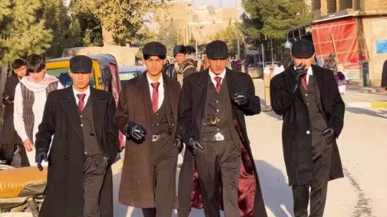 Talibã prende grupo fantasiado de gângsteres de Peaky Blinders