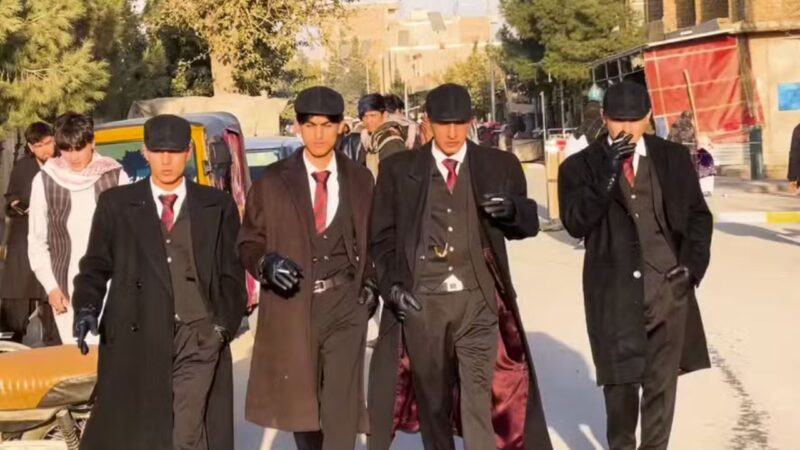Talibã prende grupo fantasiado de gângsteres de Peaky Blinders