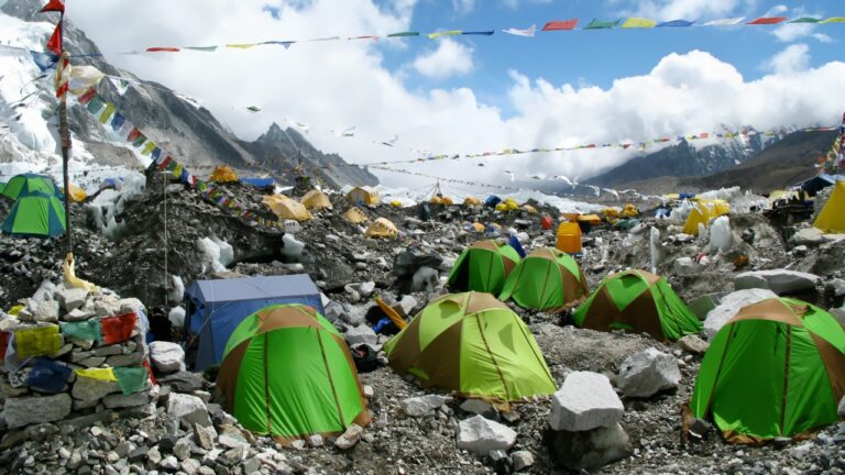 Nepal encerra esquema de lixo no Everest após 11 anos sem resultados