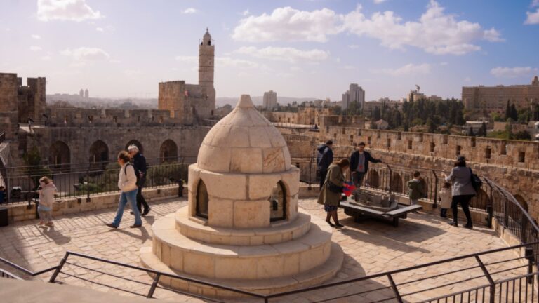 Jerusalém revela muralha hasmoneia monumental em escavação no Kishle