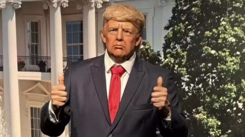 Estátua de cera de Trump é retirada de museu após agressões