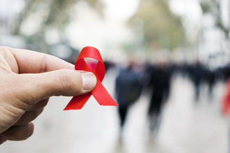 Estudo registra nova cura do HIV após transplante de células-tronco