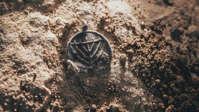 Raro medalhão de 1.300 anos é descoberto perto do Monte do Templo, em Jerusalém