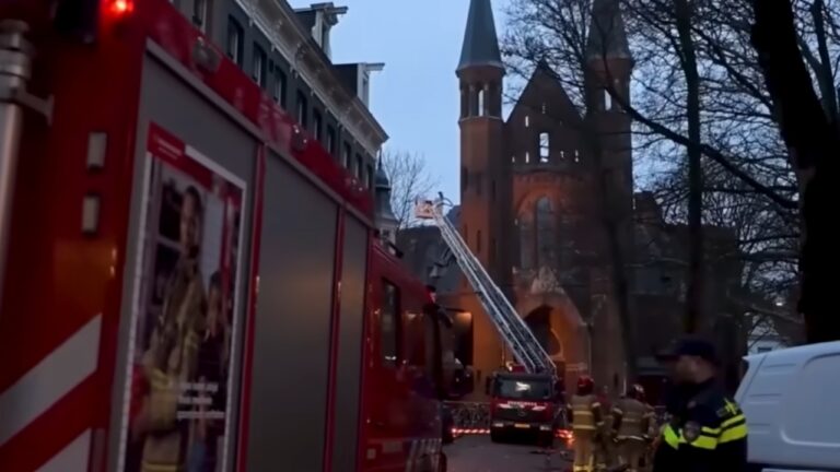 Incêndio atinge igreja histórica de 150 anos em Amsterdã