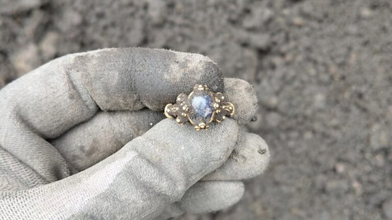 Anel medieval de ouro raro é descoberto em cidade mais antiga da Noruega