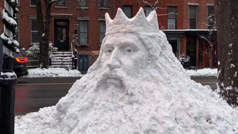 Rei barbudo: escultura de neve vira atração inesperada em esquina em Nova York