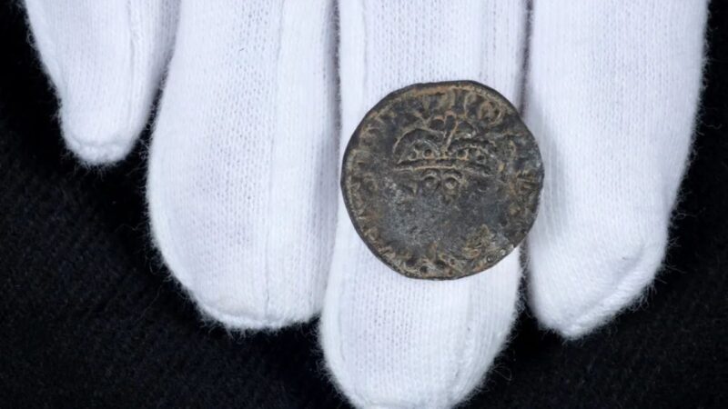 Moeda mais antiga já produzida em uma casa da moeda escocesa é encontrada por detectorista