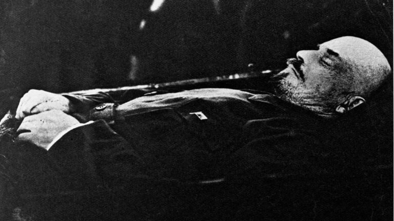 O corpo de Vladimir Lenin, cuja preservação é envolta em mistérios