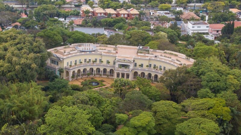 Maior que a Casa Branca: 5 curiosidades sobre a mansão da família Safra