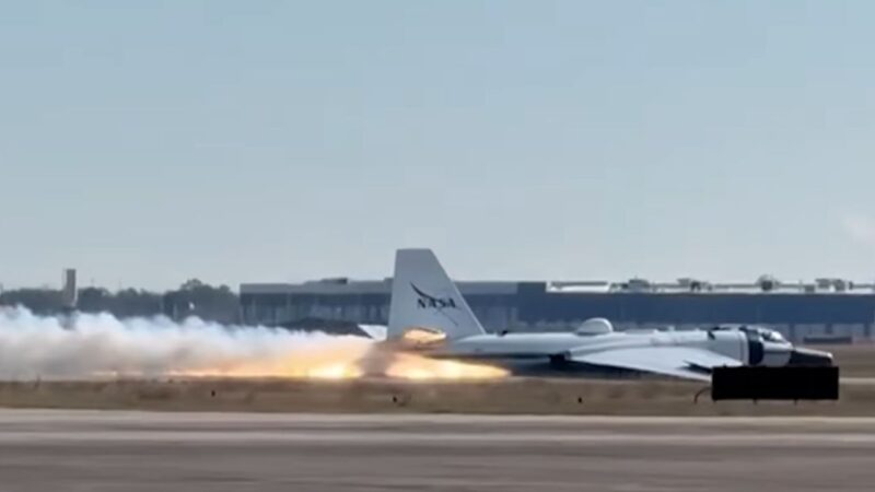 Jato da NASA de 50 anos cai em chamas no Texas e deixa missão Artemis II
