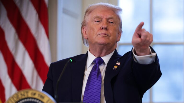 Trump publica montagem da Wikipédia como presidente interino da Venezuela