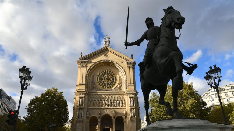 Homem é preso em Paris após roubar espada de estátua de Joana d’Arc