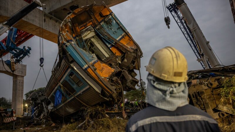 Guindaste cai sobre trem em movimento na Tailândia, e mata mais de 30 pessoas