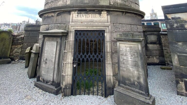 Túmulo do filósofo David Hume é alvo de vandalismo na Escócia