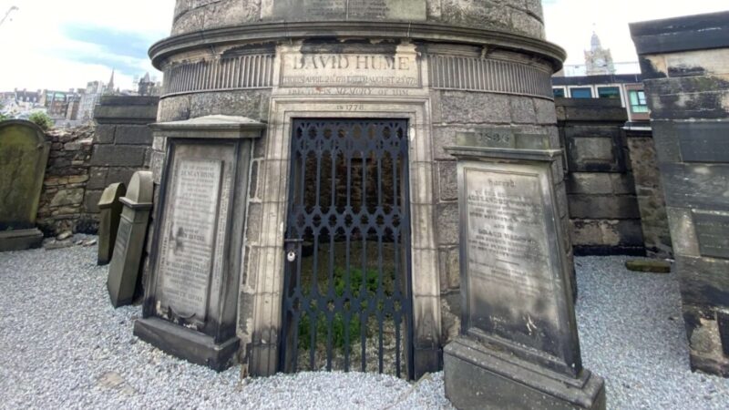 Túmulo do filósofo David Hume é alvo de vandalismo na Escócia