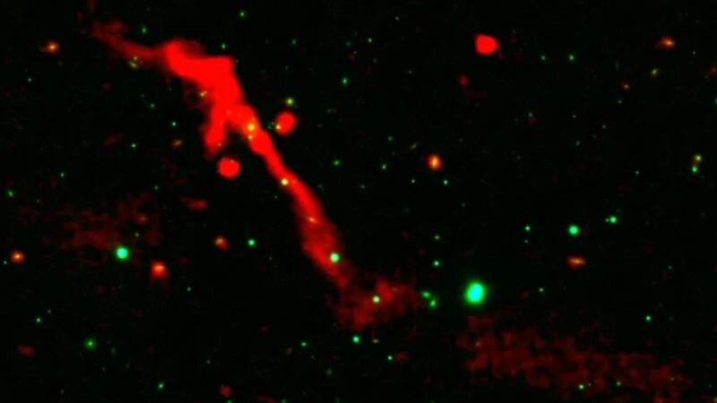 Buraco negro supermassivo desperta após 100 milhões de anos