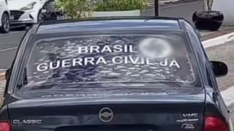 Homem é preso em SC após colar adesivo de suástica no carro
