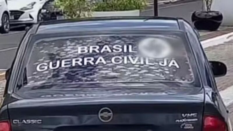 Homem é preso em SC após colar adesivo de suástica no carro