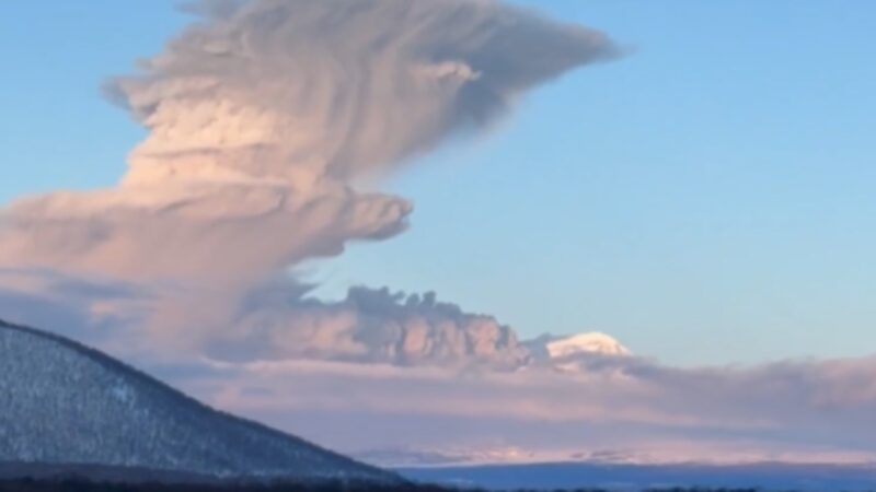 Vulcão Shiveluch entra em erupção e lança cinzas na Rússia