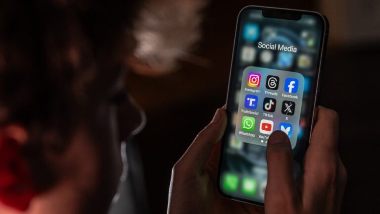 França avança com projeto de lei que restringe redes sociais a menores de 15