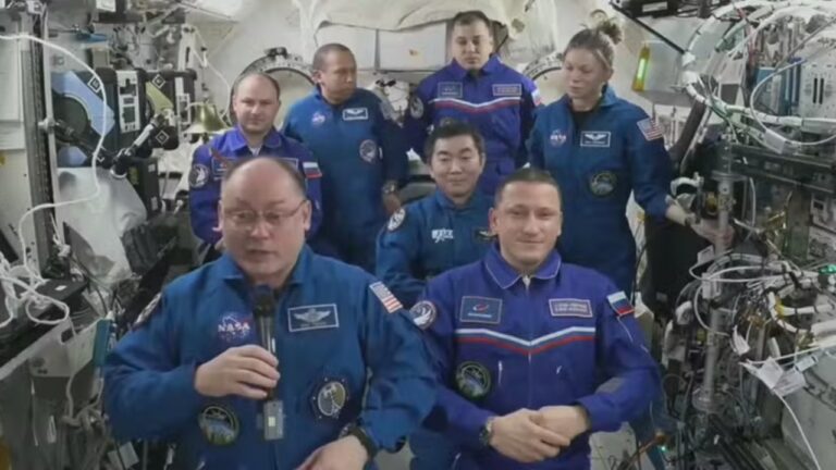 Após problema médico, astronauta entrega comando da ISS para retornar à Terra