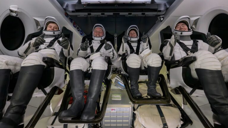Astronautas da ISS retornam à Terra em segurança após evacuação médica