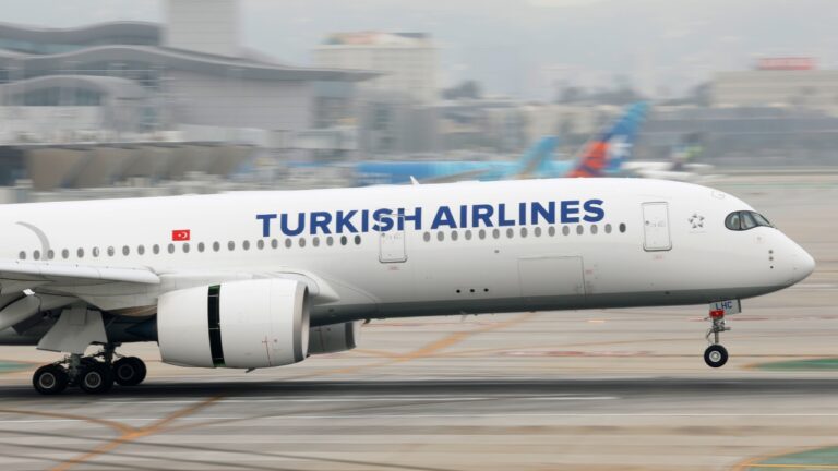 Voo da Turkish Airlines faz pouso de emergência após ameaça de bomba