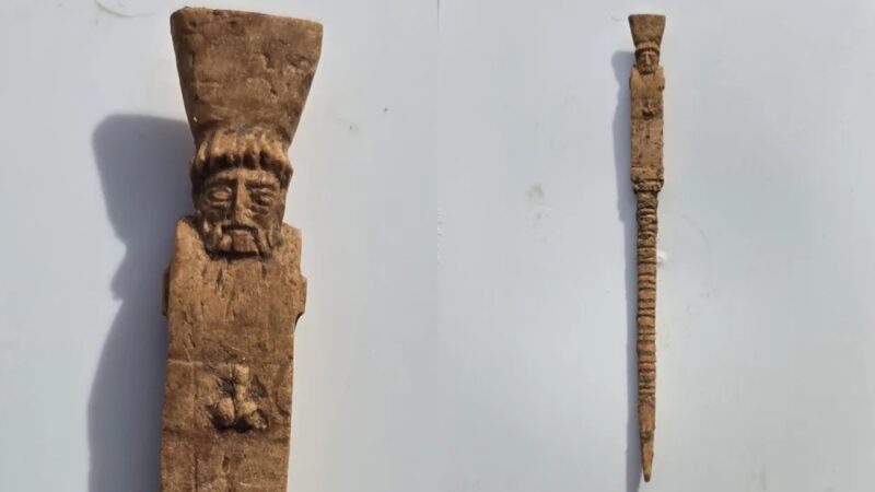 Arqueólogos descobrem estilete grego com Dionísio nu e pênis ereto
