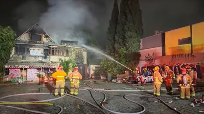 Incêndio destrói motel histórico de Hollywood