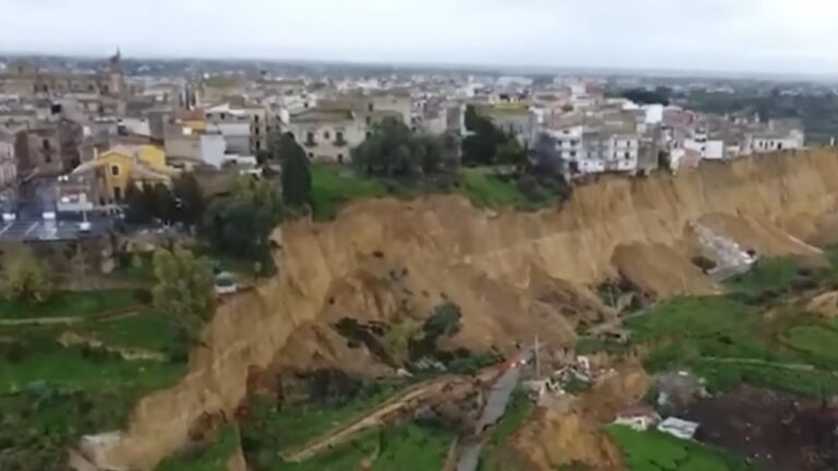 Após deslizamento de terra, cidade na Itália fica à beira de precipício