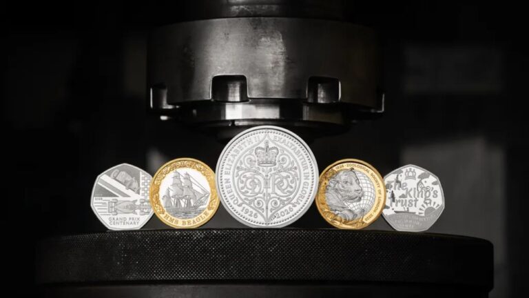Novas moedas britânicas celebram Elizabeth II e Charles Darwin