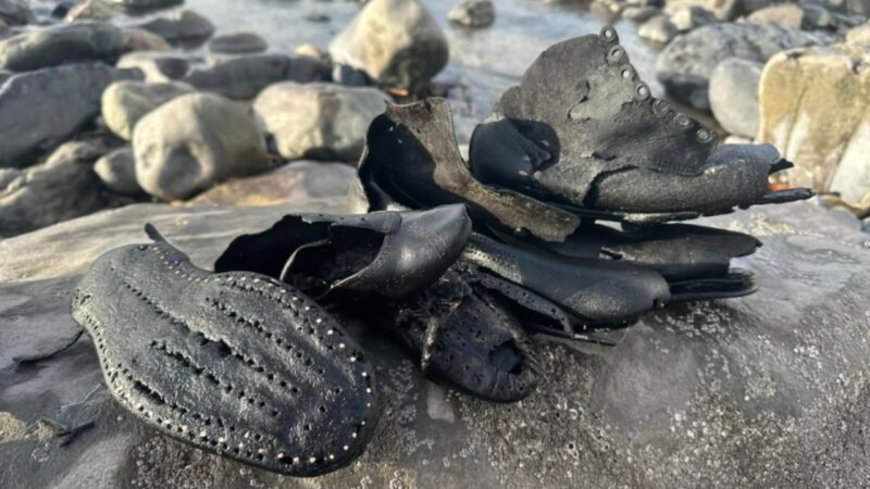 Centenas de sapatos da Era Vitoriana aparecem em praia no País de Gales
