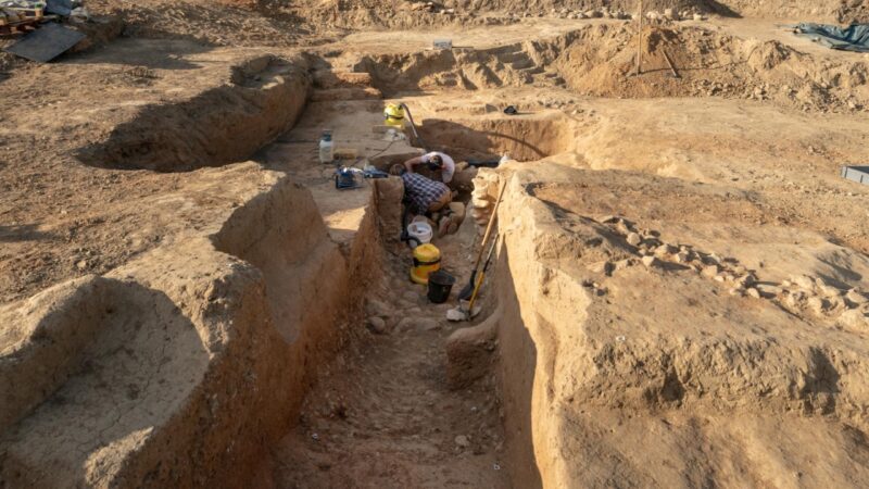 Tumba etrusca intacta na Córsega revela práticas funerárias antigas