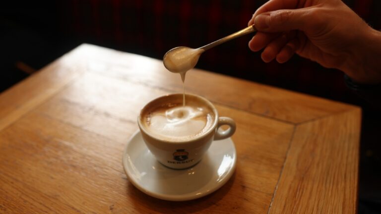 Consumir xícara de chá ou café diariamente diminui risco de demência, dizem pesquisadores
