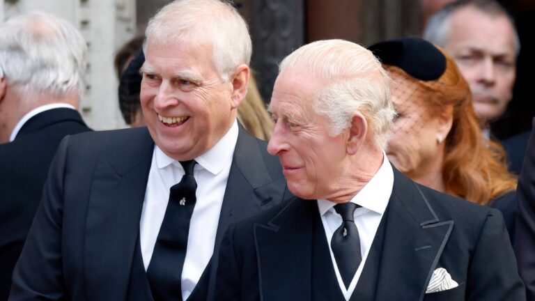 Colunista revela os motivos para Rei Charles não tirar Andrew da linha de sucessão