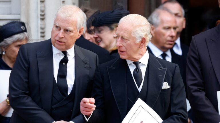 Renúncia de Charles III é debatida por apresentadora após prisão de Andrew