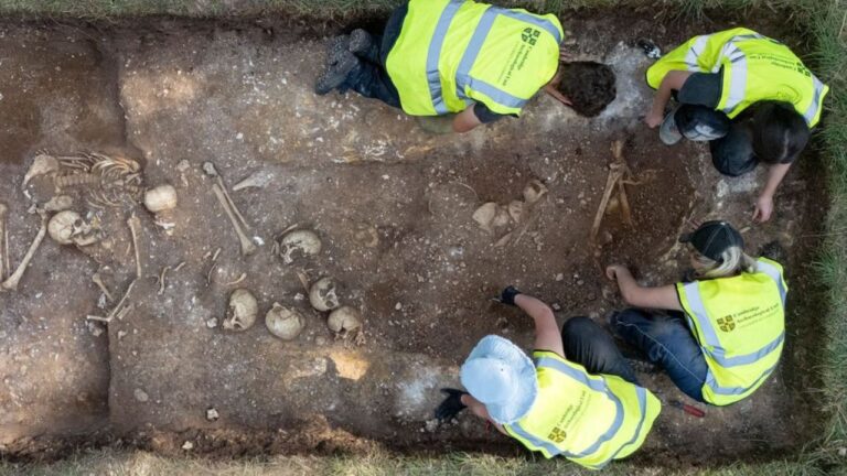 Cemitério medieval é encontrado por estudantes na Inglaterra