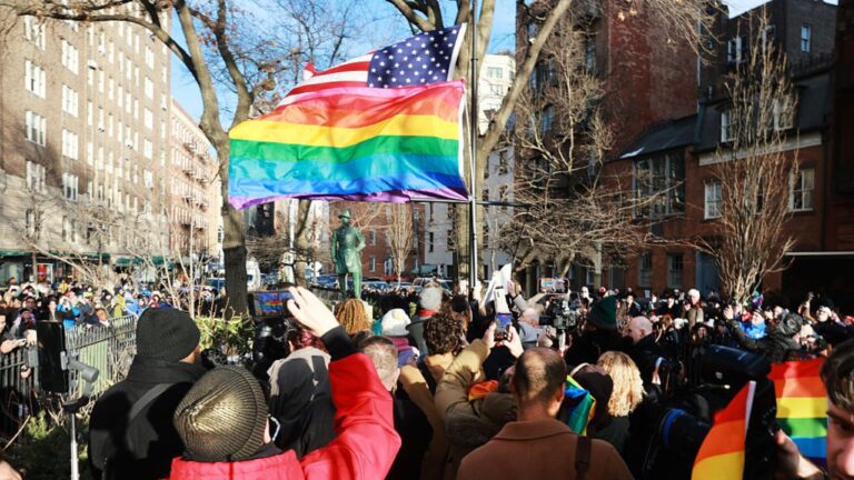 Bandeira LGBTQ+ volta a ser hasteada nos EUA após governo Trump anunciar retirada