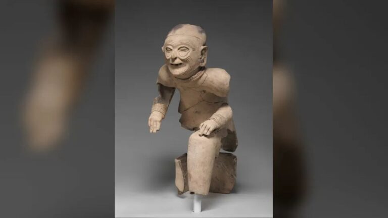 A estatueta de 2 mil anos encontrada na América do Sul que representava um ancião sentado