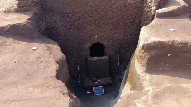 A impressionante múmia encontrada em sarcófago aberto após 2 mil anos