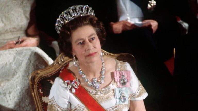 Joias raras de Elizabeth II vão à exposição em Buckingham