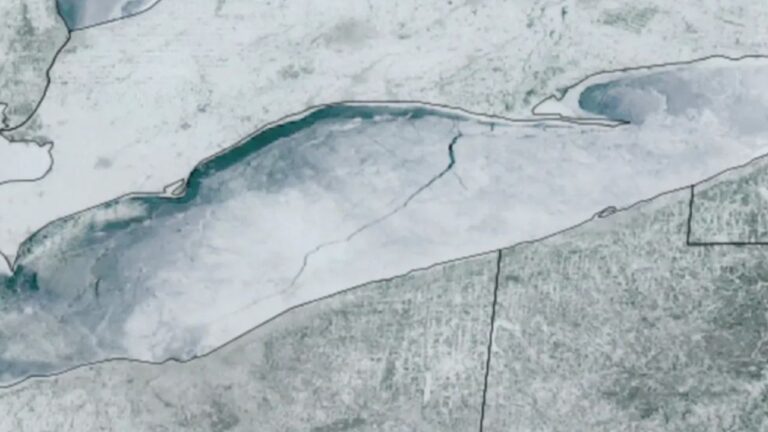 Imagens registram momento em que fenda de 128km surge em um lago congelado