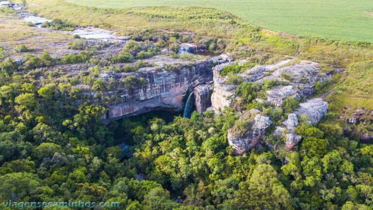 Turista morre ao cair de cachoeira ao tentar tirar foto no Paraná