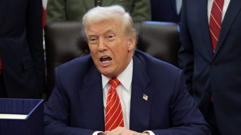 Trump pede que governo divulgue documentos sobre OVNIs e alienígenas