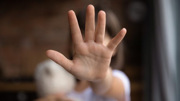 Apertem os cintos: A infância sob ataque