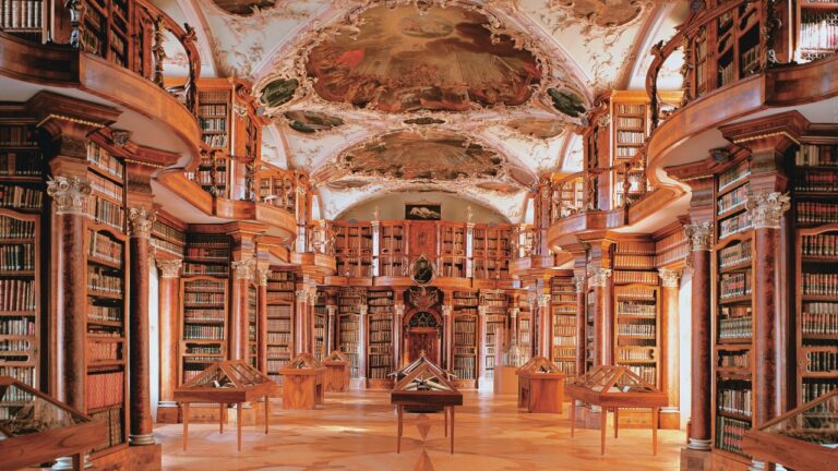 A impressionante biblioteca medieval da Abadia de St. Gallen, na Suíça