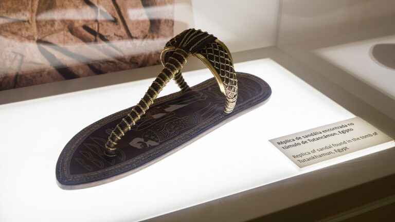As sandálias de 3.300 anos que Tutancâmon “pisoteou” seus inimigos