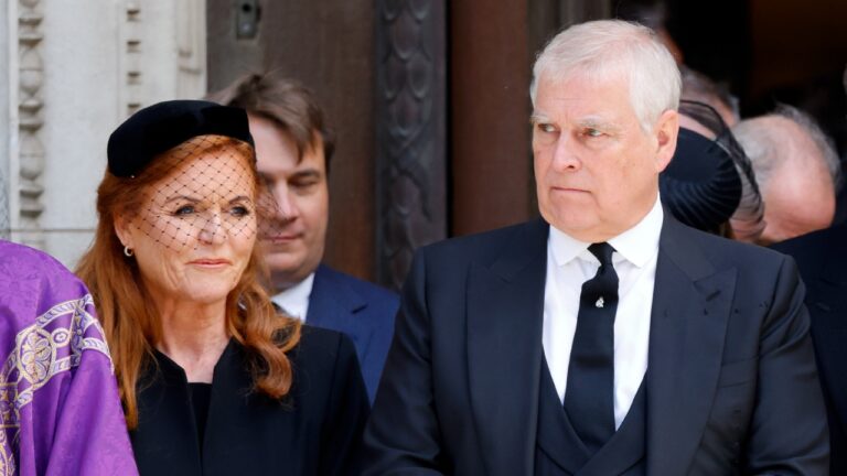 Sarah Ferguson teria recebido quantia ‘modesta’ em divórcio e, mais tarde, se desesperado por dinheiro